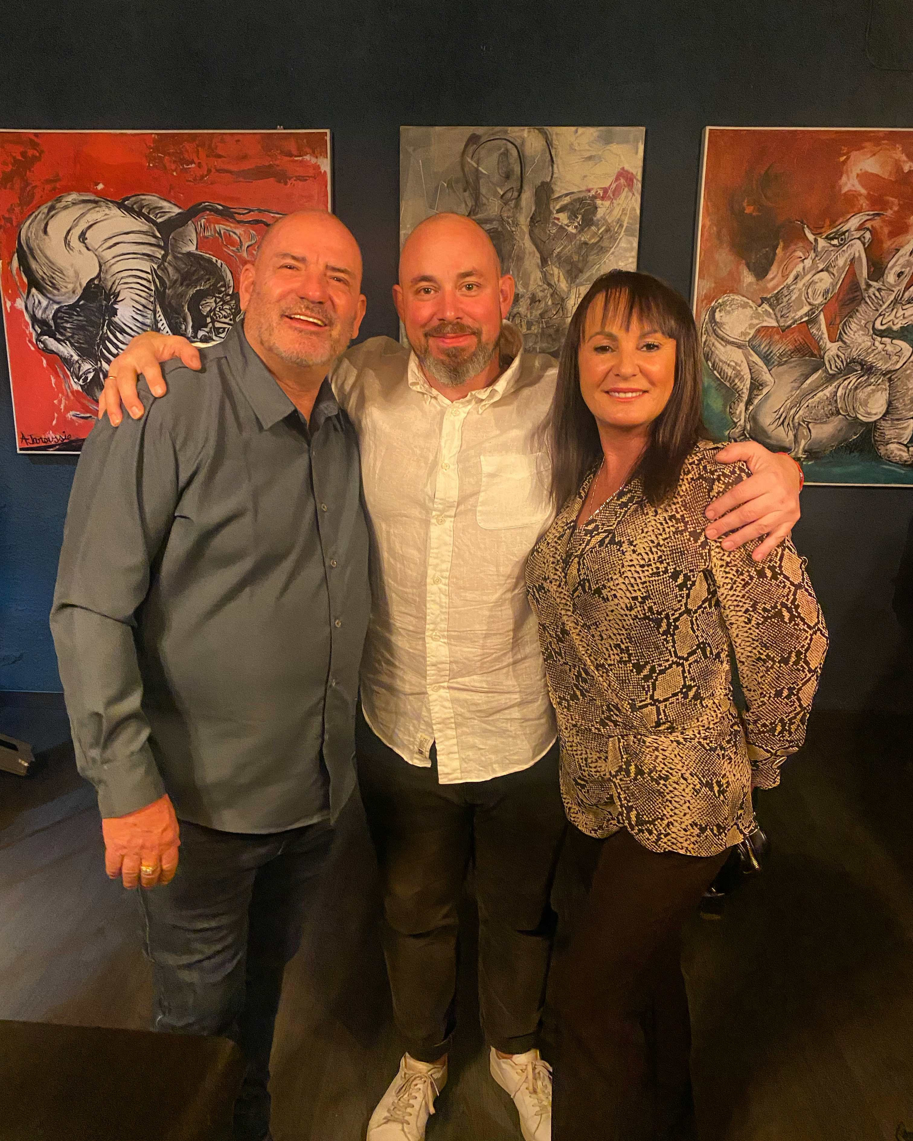 Friends in front of art exhibition at Aurum Lounge Port Andratx